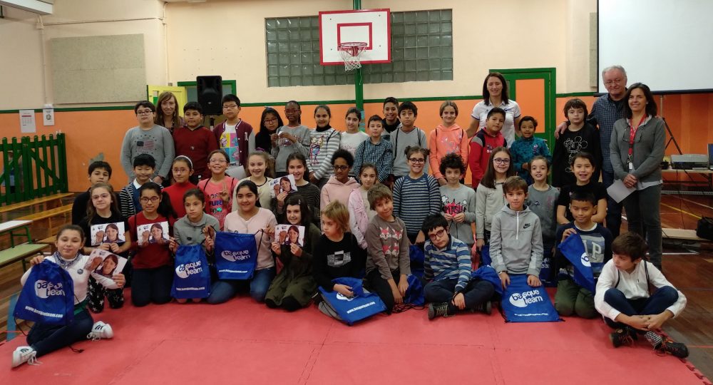 La embajadora de Basque Team Maider Unda ha compartido el ‘Euskararen Nazioarteko Eguna’ con las y los alumnos de la escuela Cervantes