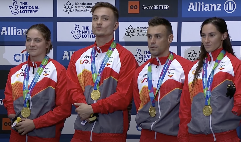 Iñigo Llopis logra su segundo oro en el Mundial de Manchester, esta vez en los 4x100 metros estilos