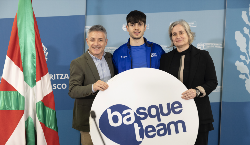 Markel Fernández presenta en casa la medalla de plata conseguida en el 4x400 del Europeo Indoor de Apeldoorn