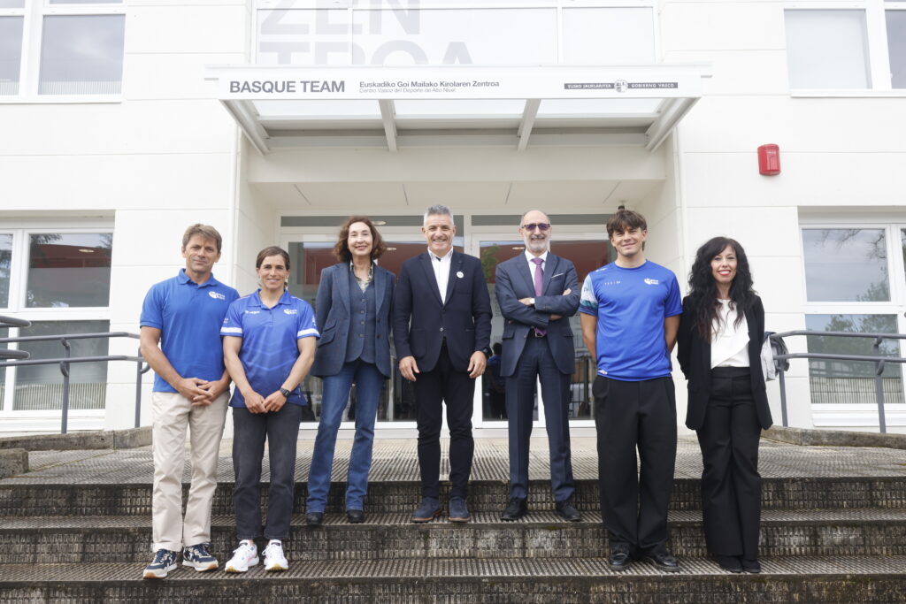 Elsa Punset idazleak eta Basque Teameko piraguistek talentuari buruzko hausnarketa egin dute