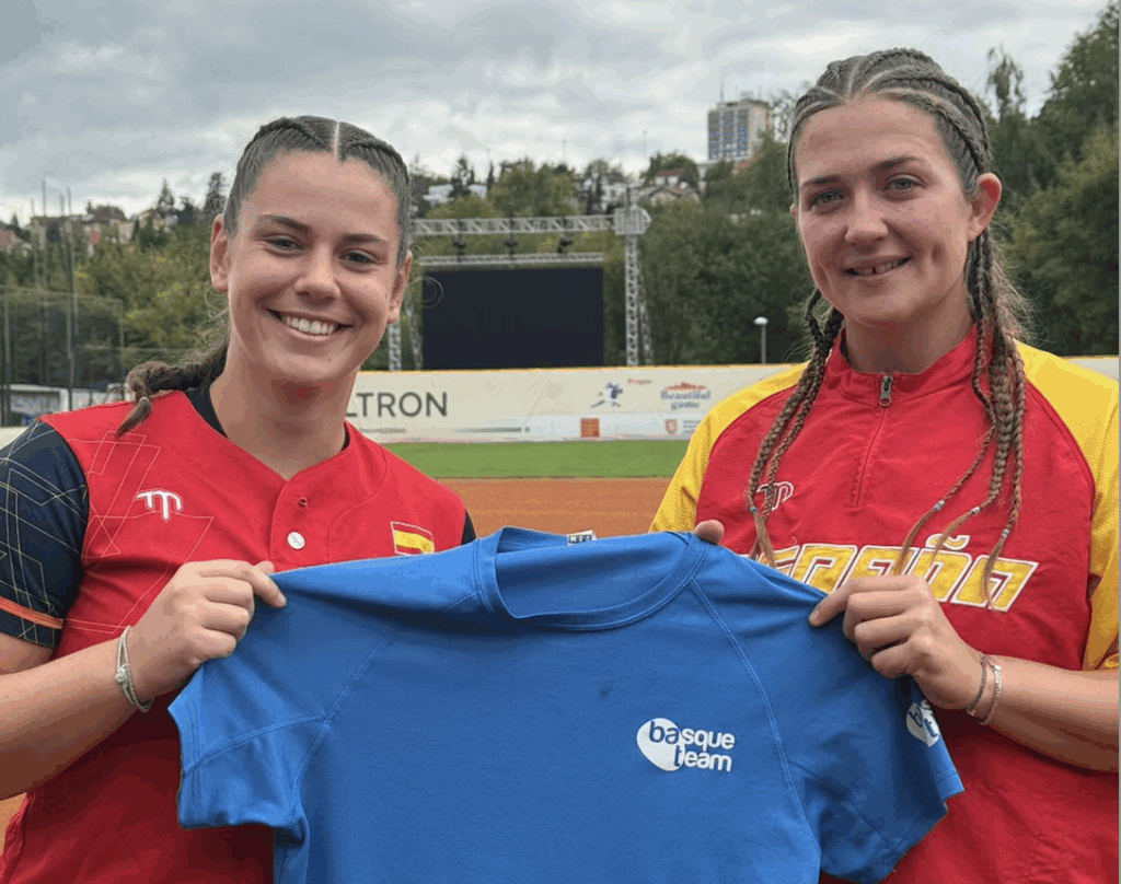 Estibaliz Álvarez y Sara Loidi, jugadoras de sóftbol de Basque Team, acaban cuartas en el Europeo