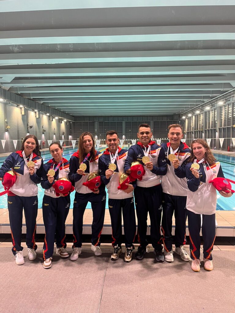 Los nadadores de Basque Team Iñigo Llopis y Nahia Zudaire se cuelgan el oro en los 4x100 metros estilos del Mundial de Singapur