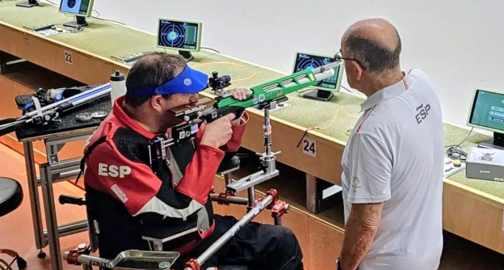 Zilarrezko domina Fernando Michelena Basque Teameko tiralariarentzat Frantziako Grand Prix txapelketan