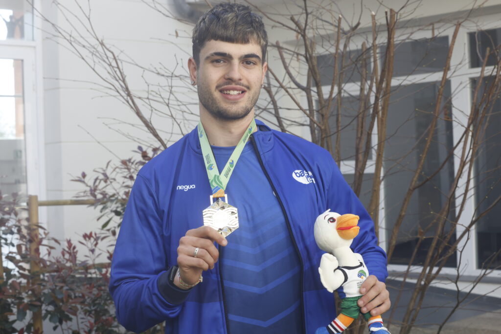 Markel Fernández presenta en Basque Team Zentroa la plata obtenida en el Mundial indoor de atletismo