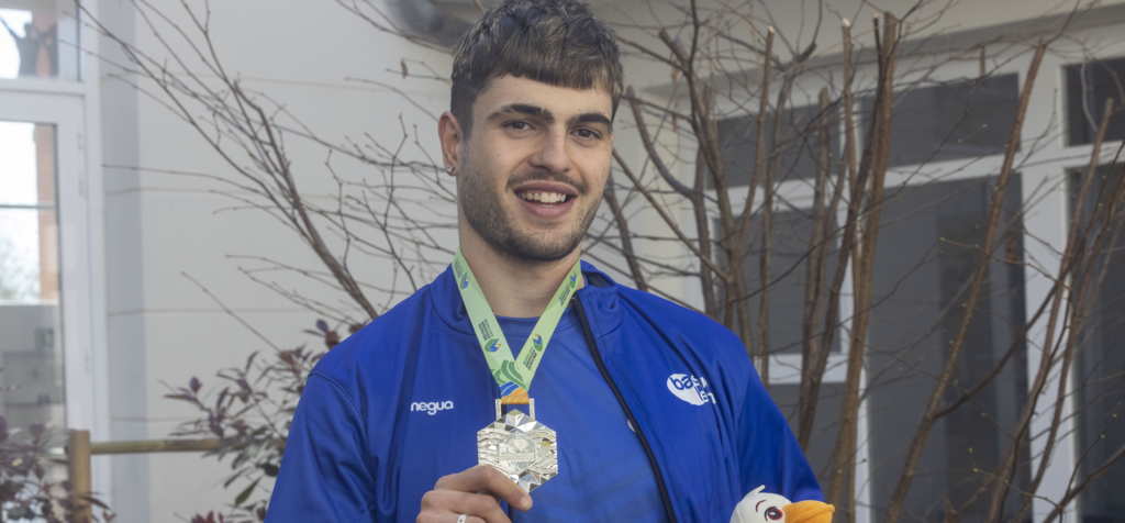 Markel Fernández presenta en Basque Team Zentroa la plata obtenida en el Mundial indoor de atletismo