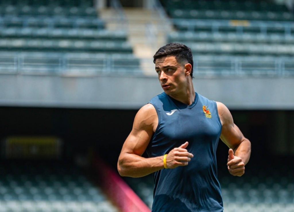 El jugador de rugby de Basque Team Anton Legorburu se cuelga la medalla de bronce en la Serie Mundial de Hong Kong