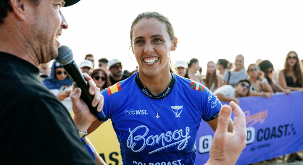 Nadia Erostarbe, surfista de Basque Team, sigue haciendo historia, al terminar tercera en Snapper Rocks y entrar en el top 10 mundial 