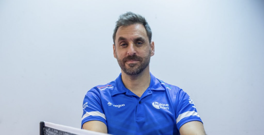 Iker Sastre, jugador de tenis de mesa de Basque Team, se cuelga la medalla de bronce en el ITTF World Para Challenger de Lasko