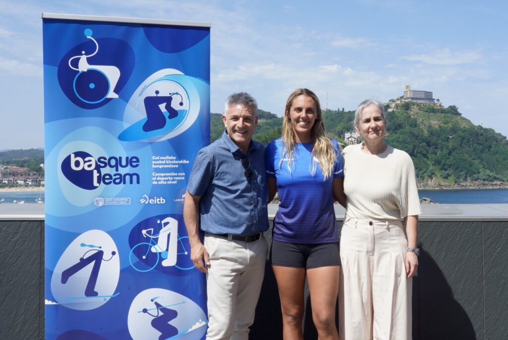 La surfista de Basque Team Nadia Erostarbe regresa a casa después de un periplo de cuatro meses compitiendo internacionalmente