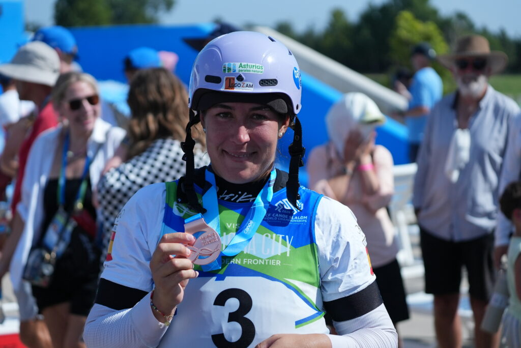 Miren Lazkano se cuelga la medalla de bronce en la prueba de kayak cross del Mundial de Oklahoma 