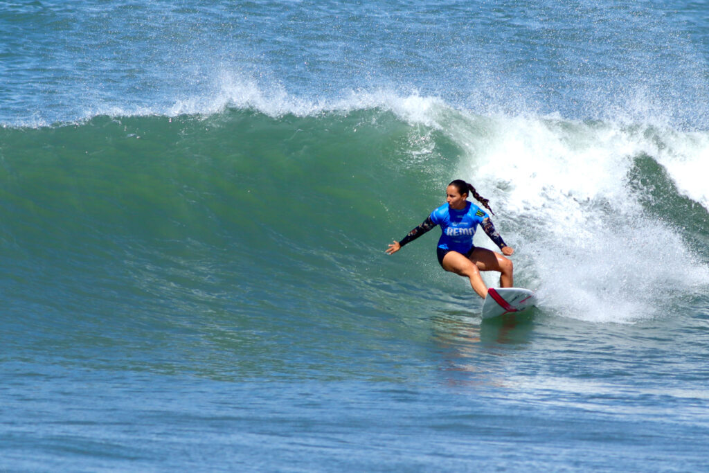 Ariane Ochoa, surfista integrante del proyecto de excelencia de Basque Team, se adjudica la plata en el Saquarema Surf Festival de las Qualifying Series